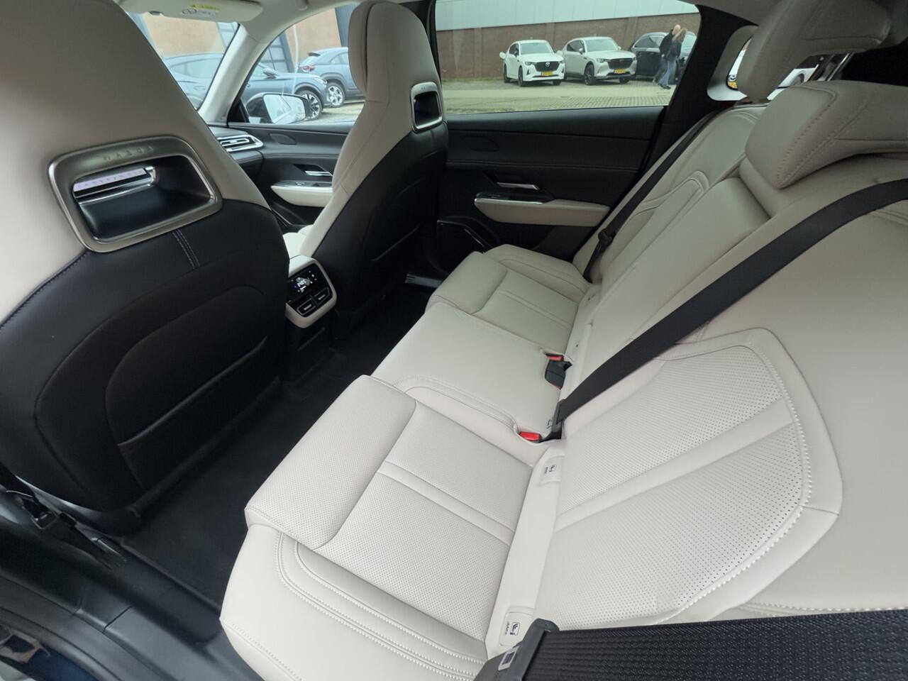 Mazda 6 6e NU VOOR ¤ 299,- PER MAAND! *TAKUMI 68.8 kWh NAVIGATIE | PANORAMA DAK | 19 INCH LMV | RONDOMZICHT CAMERA | WINTERPAKKET NU VOOR ¤ 299,- PER MAAND! *