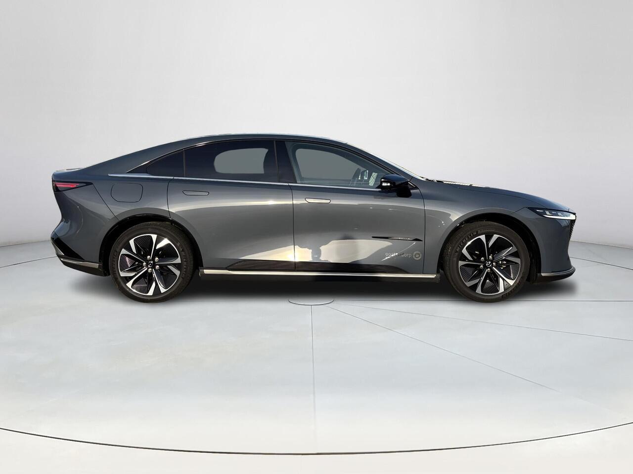 Mazda 6 6e Takumi 68.8 kWh 17% bijtelling | DEMO korting | Elektrisch wegklapbare trekhaak | Stoelverwarming en verkoeling | Apple carplay / Android auto | Adaptieve cruise control | Panoramadak |