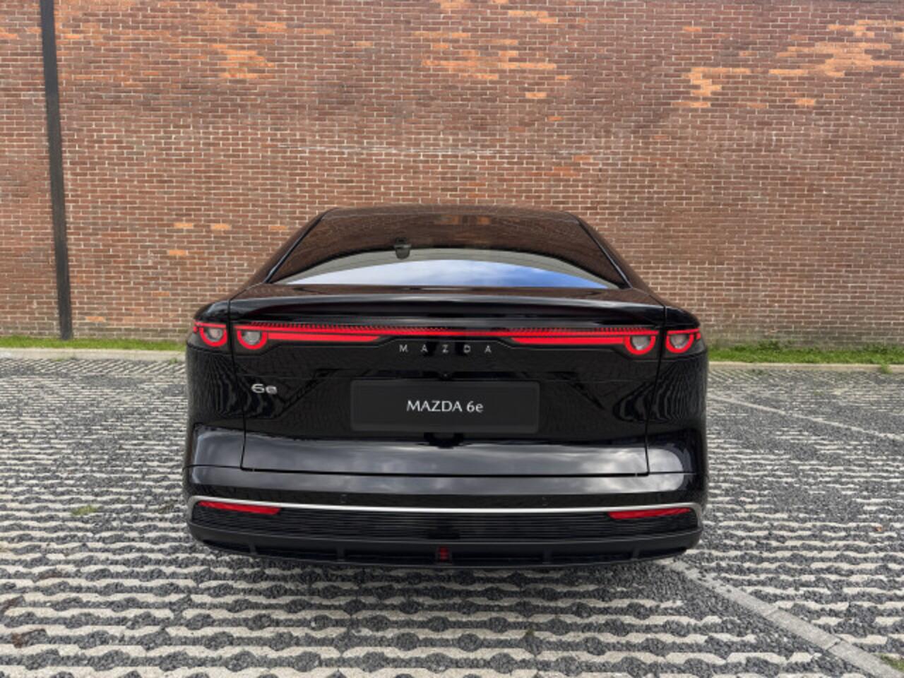 Mazda 6 6e NU V.A ¤ 299,- PER MAAND! *Takumi Plus Long Range 80 kWh NAVIGATIE | PANORAMA DAK | 19 INCH LMV | RONDOMZICHT CAMERA | WINTERPAKKET NU V.A. ¤ 299,- PER MAAND! *