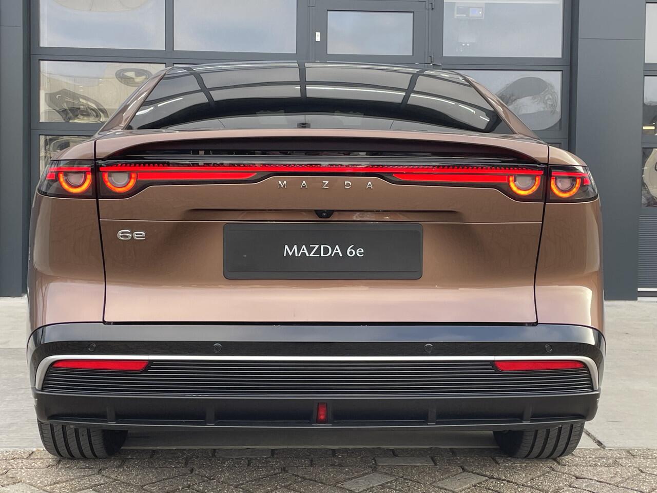 Mazda 6 6e NU V.A ¤ 299,- PER MAAND! *Takumi PLUS | 80 KWh | TOT 552 KM ACTIERADIUS | LONG RANGE NAVIGATIE | PANORAMA DAK | 19 INCH LMV | RONDOMZICHT CAMERA | WINTERPAKKET NU V.A. ¤ 299,- PER MAAND! *