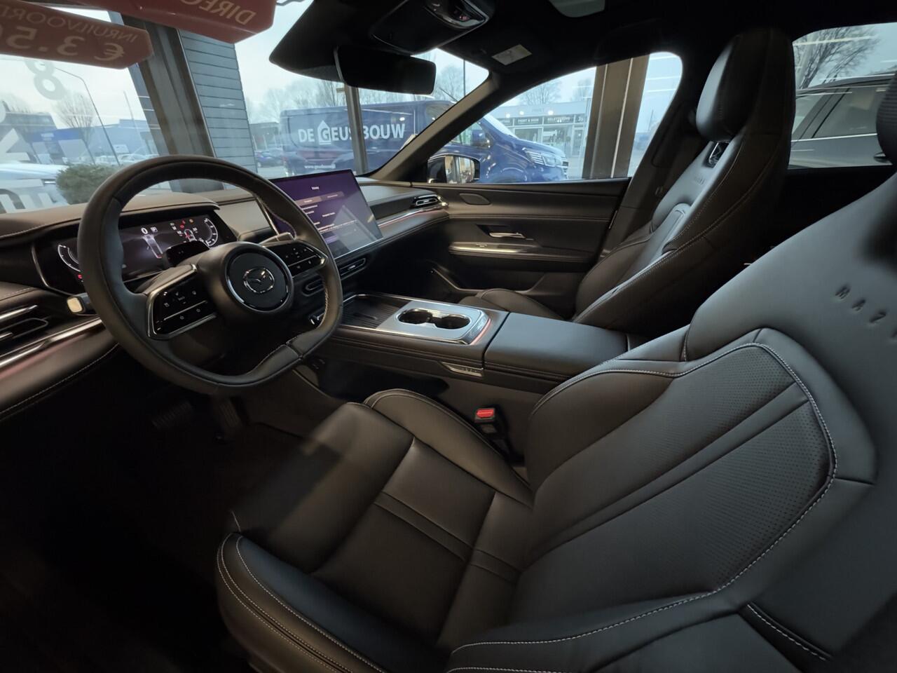 Mazda 6 6e NU VOOR ¤ 299,- PER MAAND! * TAKUMI 68.8 kWh ZWART LEDER INTERIEUR | 360 CAMERA | PANORAMADAK | 19 INCH LMV NU VOOR ¤ 299,- PER MAAND! *