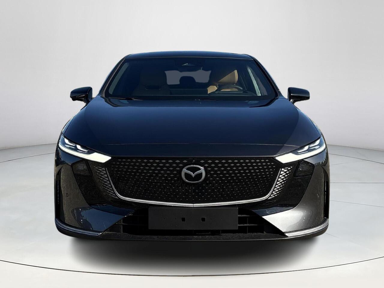 Mazda 6 6e Takumi Plus Long Range 80 kWh | Dit jaar nog rijden 17% bijtelling | Stoelverwarming/verkoeling | Stuurverwarming | Panoramadak | Adaptive cruise-control | Tan Nappa lederen interieur| 360-Camera | SONY-premium audiosysteem |