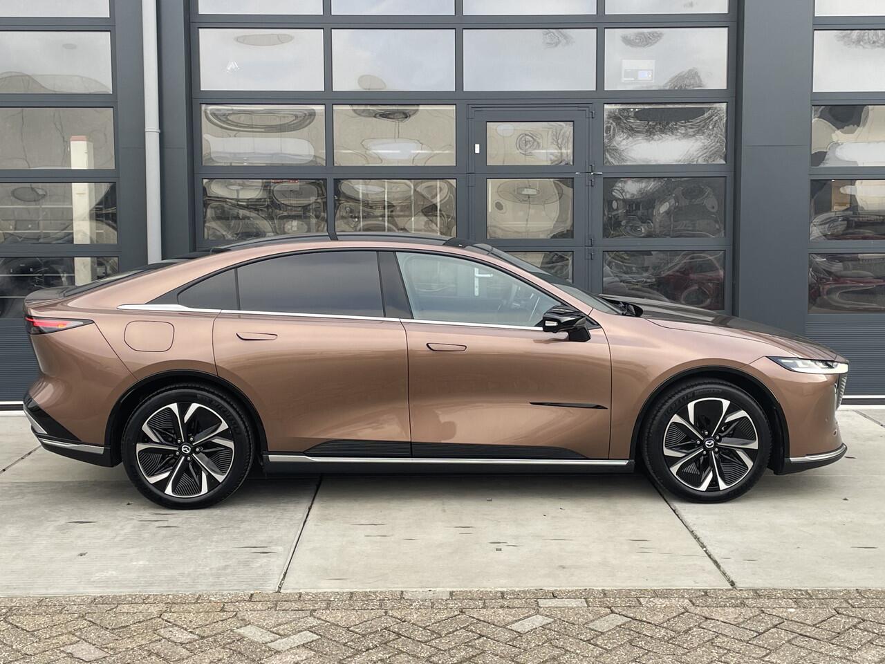 Mazda 6 6e NU VOOR ¤ 299,- PER MAAND! * TAKUMI 68.8 kWh NAVIGATIE | PANORAMA DAK | 19 INCH LMV | RONDOMZICHT CAMERA | WINTERPAKKET NU VOOR ¤ 299,- PER MAAND! *