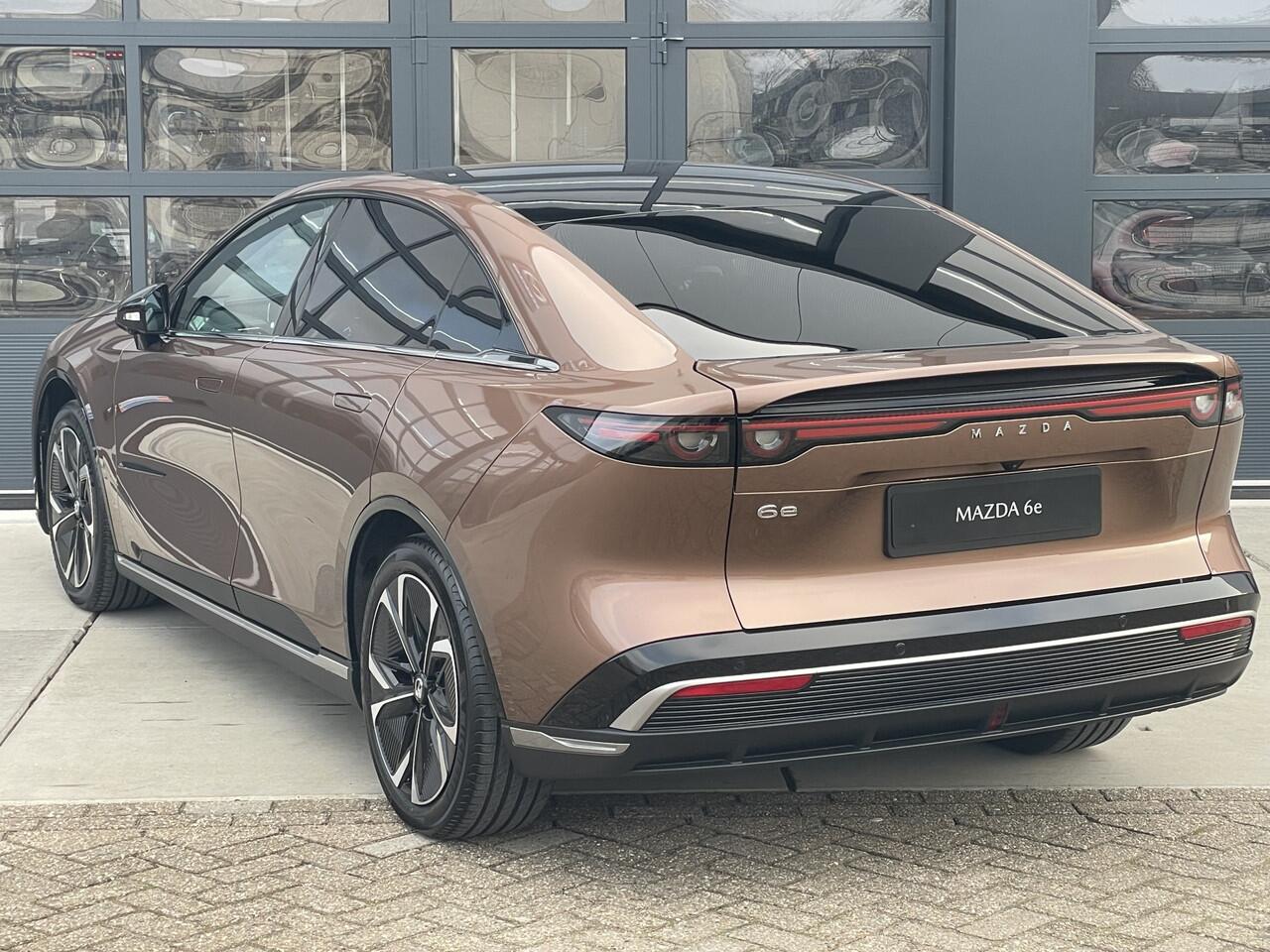 Mazda 6 6e NU V.A ¤ 299,- PER MAAND! *Takumi PLUS | 80 KWh | TOT 552 KM ACTIERADIUS | LONG RANGENAVIGATIE | PANORAMA DAK | 19 INCH LMV | RONDOMZICHT CAMERA | WINTERPAKKET NU V.A. ¤ 299,- PER MAAND! *