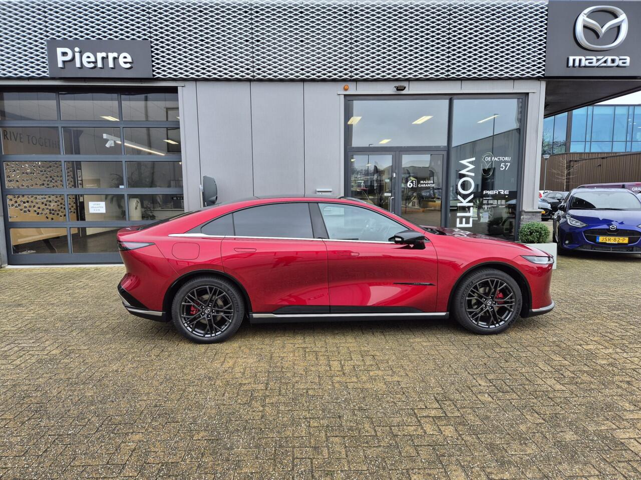 Mazda 6 6e NU VOOR ¤ 299,- PER MAAND! * |TAKUMI 68.8 KWh | SNELLADEN | TOT 479 KM ACTIERADIUS | 200 kW DC NAVIGATIE | PANORAMA DAK | 19 INCH LMV | RONDOMZICHT CAMERA | WINTERPAKKET NU VOOR ¤ 299,- PER MAAND! *