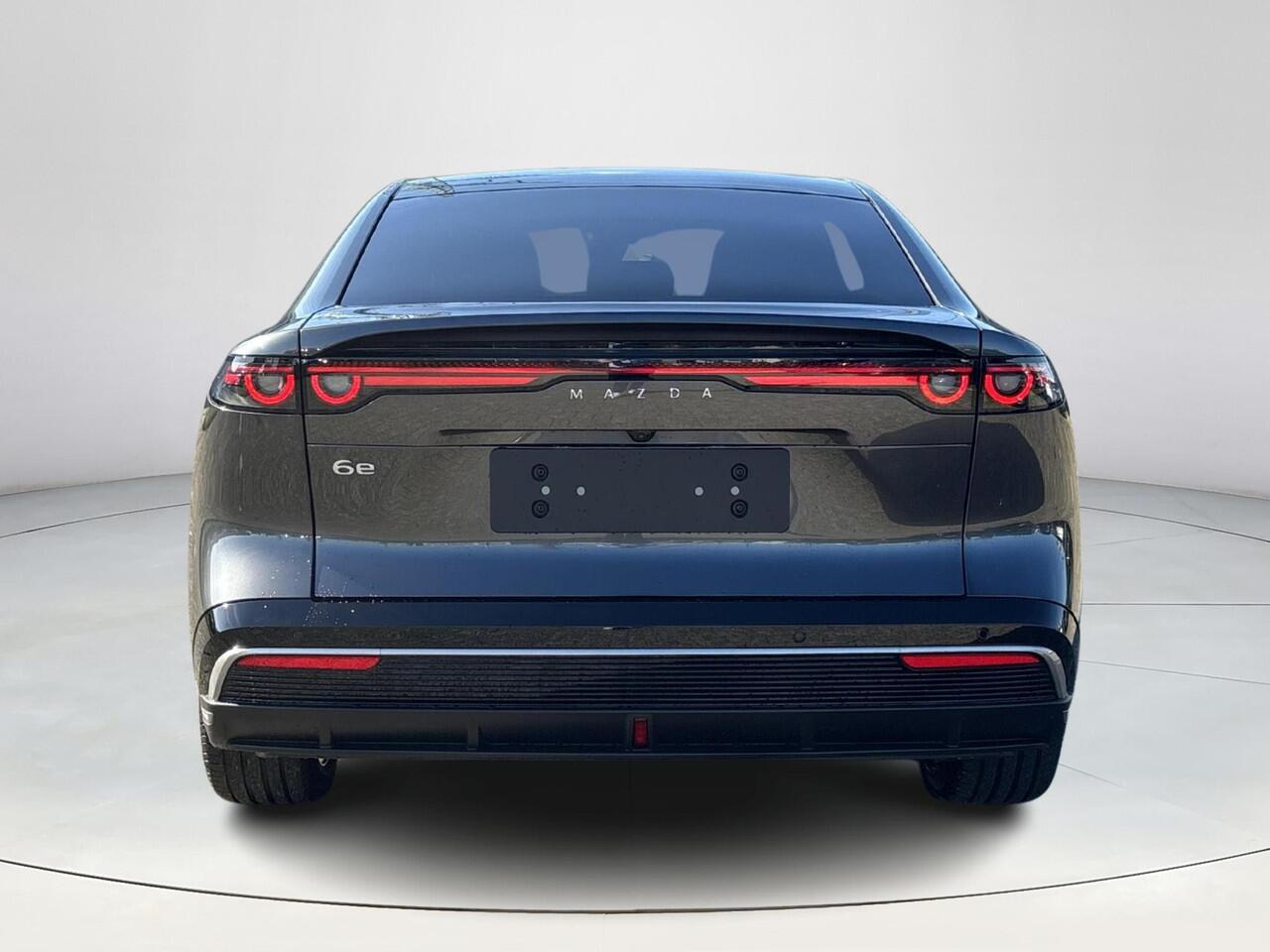 Mazda 6 6e Takumi Plus Long Range 80 kWh | Dit jaar nog rijden 17% bijtelling | Stoelverwarming/verkoeling | Stuurverwarming | Panoramadak | Adaptive cruise-control | Tan Nappa lederen interieur| 360-Camera | SONY-premium audiosysteem |