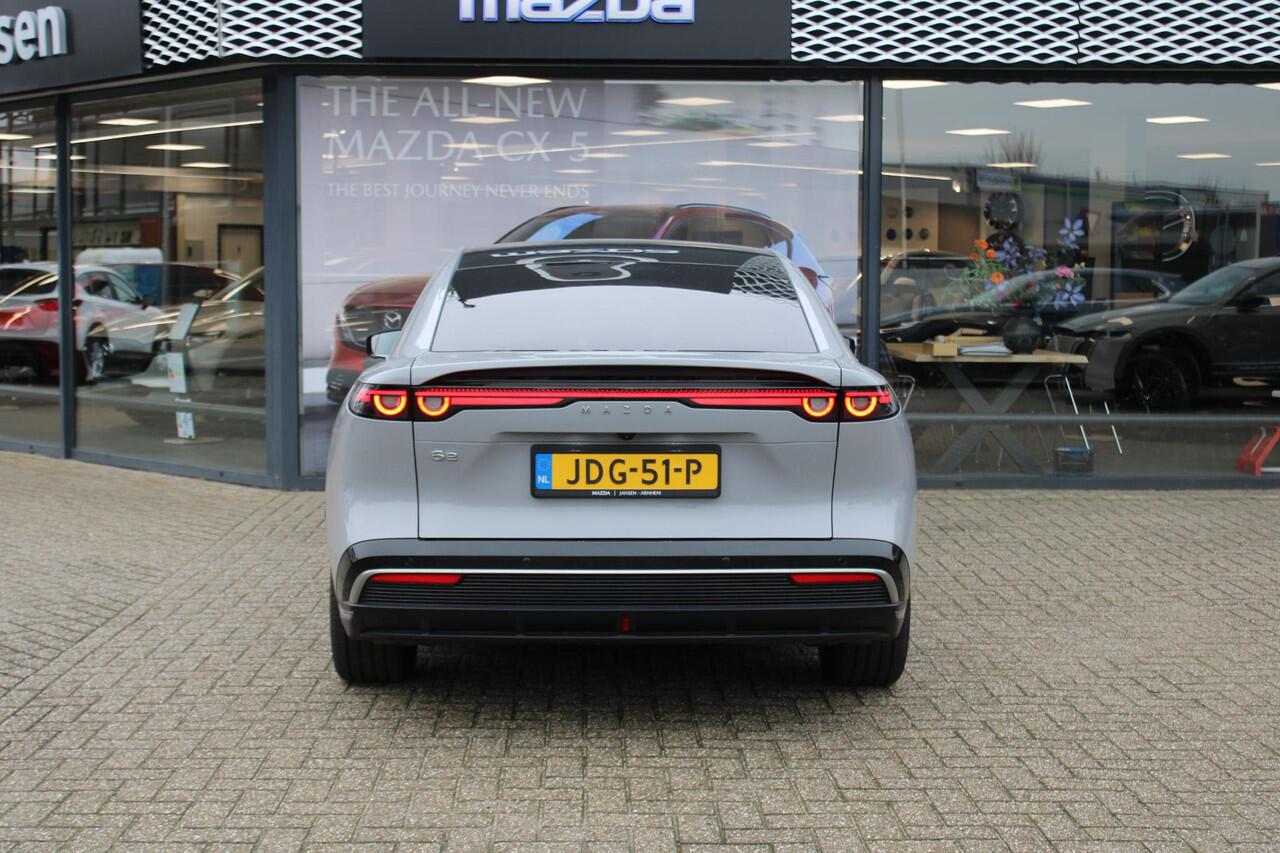 Mazda 6 6e HB Takumi 68.8 kWh , Demovoordeel ¤ 4.590,-, 17% Bijtelling, Automaat, Pano.Dak, Apple Carplay, 360 Camera, Adap.Cruise, LMV 19 Inch,