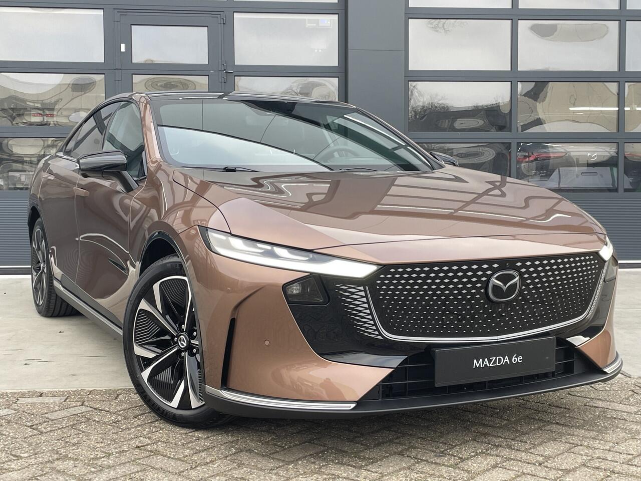 Mazda 6 6e NU VOOR ¤ 299,- PER MAAND! * TAKUMI 68.8 kWh NAVIGATIE | PANORAMA DAK | 19 INCH LMV | RONDOMZICHT CAMERA | WINTERPAKKET NU VOOR ¤ 299,- PER MAAND! *