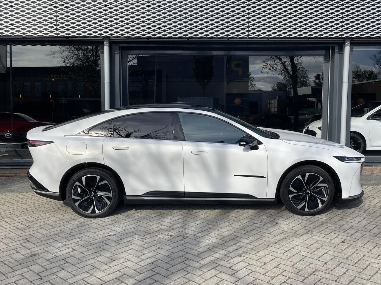 Mazda 6 6e Takumi 68.8 kWh ZWART LEDER INTERIEUR | 360 CAMERA | PANORAMADAK | 19 INCH LMV UIT VOORRAAD LEVERBAAR, TOT 31- DEC 2025 17 % BIJTELLING.