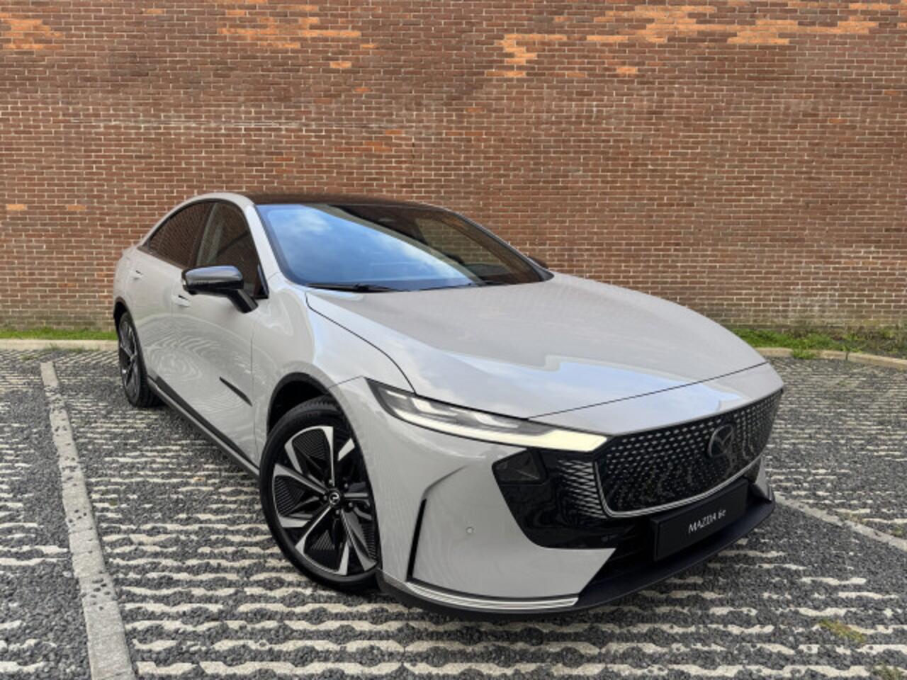 Mazda 6 6e NU VOOR ¤ 299,- PER MAAND! * TAKUMI 68.8 kWh BEIGE LEDER INTERIEUR | 360 CAMERA | PANORAMADAK | 19 INCH LMV NU VOOR ¤ 299,- PER MAAND! *