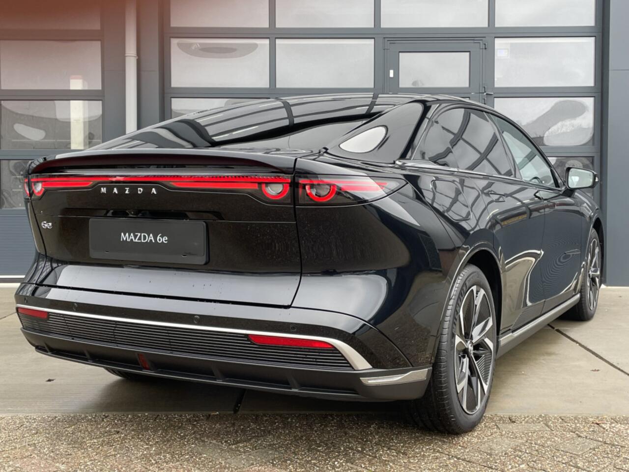 Mazda 6 6e NU V.A ¤ 299,- PER MAAND! * TAKUMI PLUS | 80 KWh | TOT 552 KM ACTIERADIUS | LONG RANGE NAVIGATIE | PANORAMA DAK | 19 INCH LMV | RONDOMZICHT CAMERA | WINTERPAKKET NU V.A. ¤ 299,- PER MAAND! *