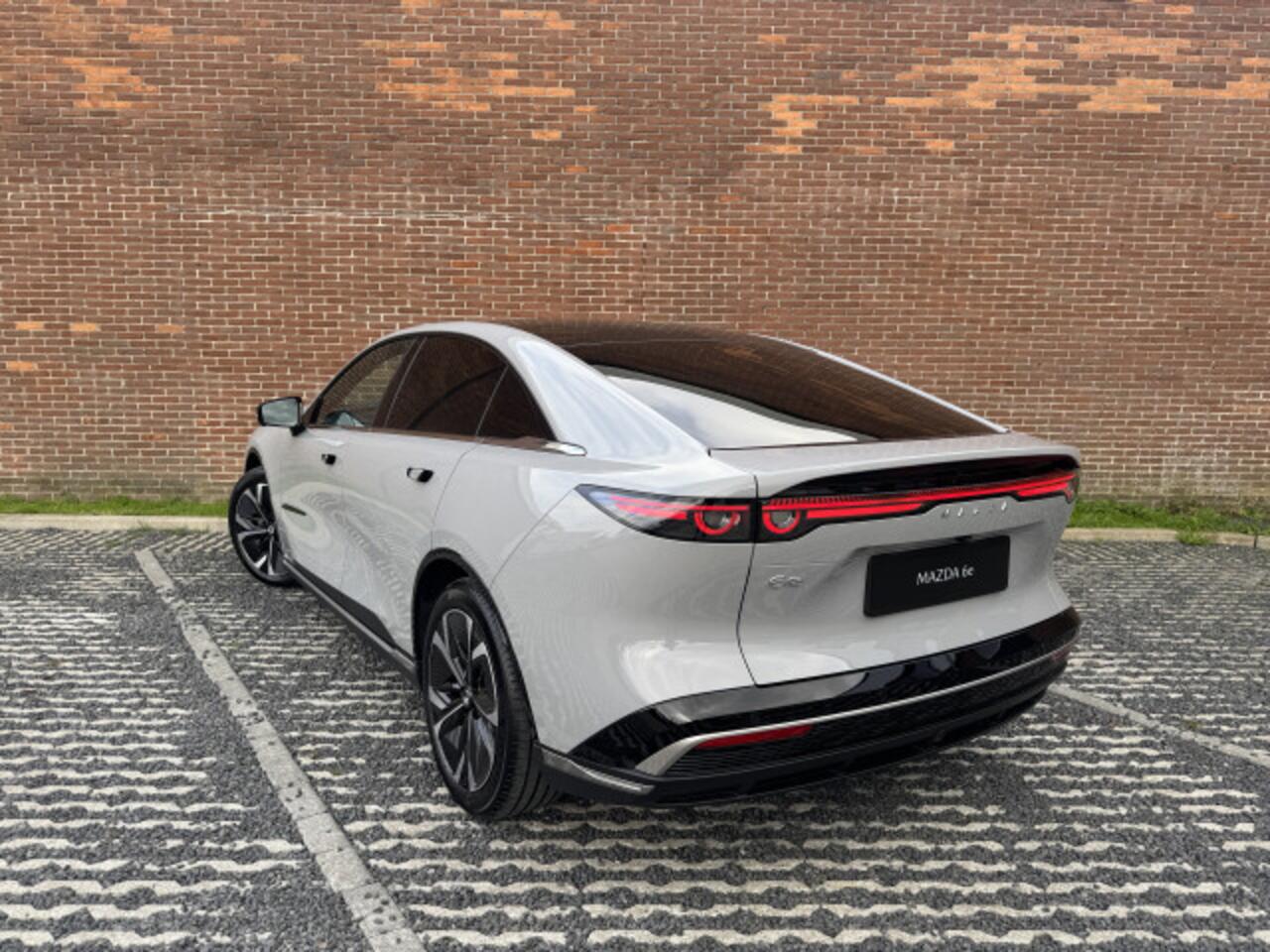 Mazda 6 6e NU V.A ¤ 299,- PER MAAND! * TAKUMI | 80 KWh | TOT 552 KM ACTIERADIUS | LONG RANGE NAVIGATIE | PANORAMA DAK | 19 INCH LMV | RONDOMZICHT CAMERA | WINTERPAKKET NU V.A ¤ 299,- PER MAAND! *