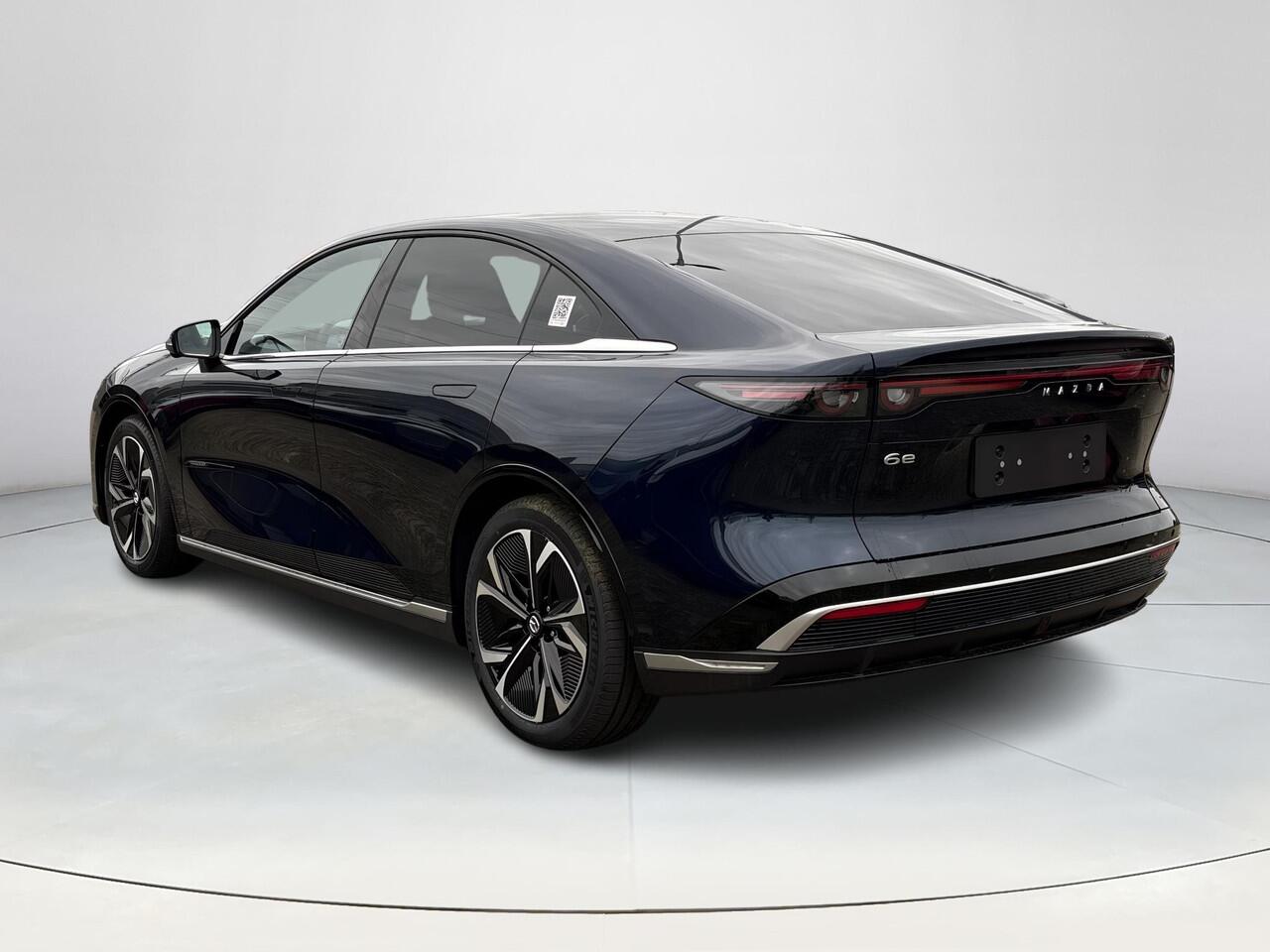 Mazda 6 6e Takumi Plus Long Range 80 kWh | Dit jaar nog rijden 17% bijtelling | Stoelverwarming/verkoeling | Stuurverwarming | Panoramadak | Adaptive cruise-control | Tan-nappa leder interieur | 360-Camera | SONY-premium audiosysteem |