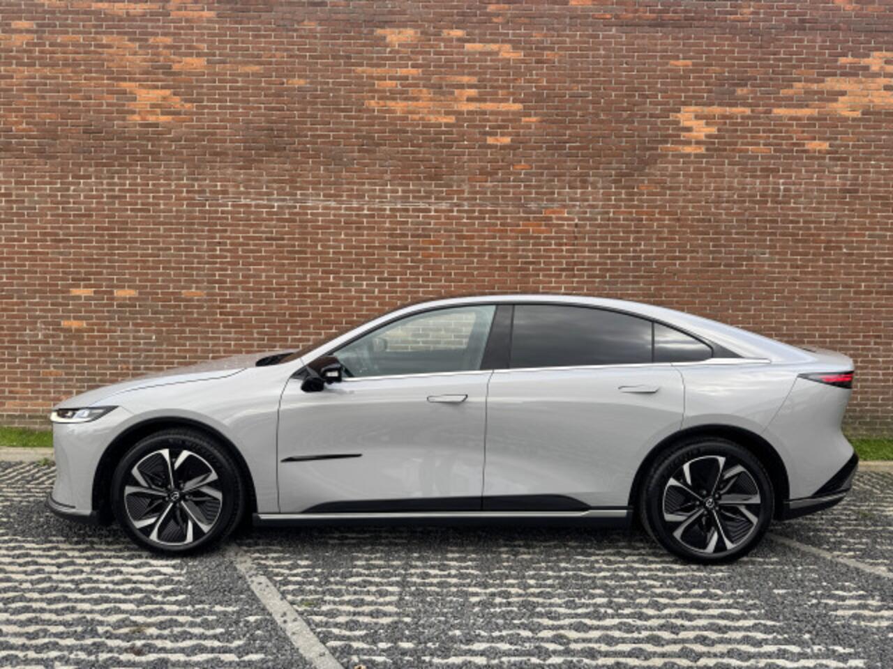 Mazda 6 6e NU V.A ¤ 299,- PER MAAND! * TAKUMI | 80 KWh | TOT 552 KM ACTIERADIUS | LONG RANGE NAVIGATIE | PANORAMA DAK | 19 INCH LMV | RONDOMZICHT CAMERA | WINTERPAKKET NU V.A ¤ 299,- PER MAAND! *