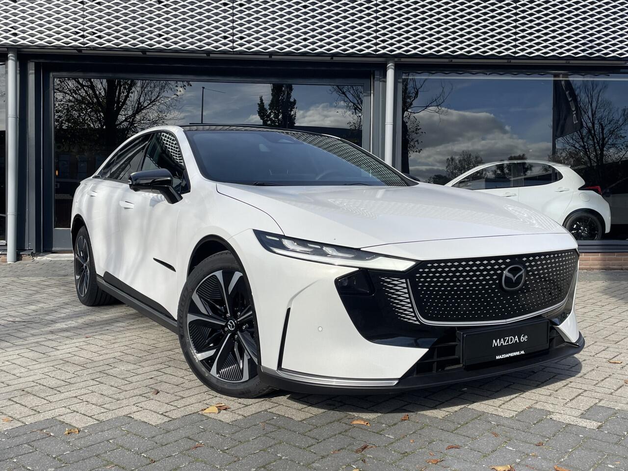 Mazda 6 6e NU VOOR ¤ 299,- PER MAAND! *TAKUMI 68.8 kWh ZWART LEDER INTERIEUR | 360 CAMERA | PANORAMADAK | 19 INCH LMV NU VOOR ¤ 299,- PER MAAND! *