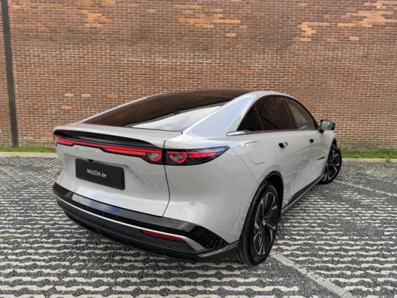 Mazda 6 6e NU VOOR ¤ 299,- PER MAAND! * TAKUMI 68.8 kWh BEIGE LEDER INTERIEUR | 360 CAMERA | PANORAMADAK | 19 INCH LMV NU VOOR ¤ 299,- PER MAAND! *