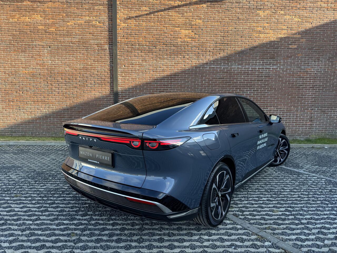 Mazda 6 6e NU V.A ¤ 299,- PER MAAND! * TAKUMI | 80 KWh | TOT 552 KM ACTIERADIUS | LONG RANGE NAVIGATIE | PANORAMA DAK | 19 INCH LMV | RONDOMZICHT CAMERA | WINTERPAKKET NU V.A ¤ 299,- PER MAAND! *