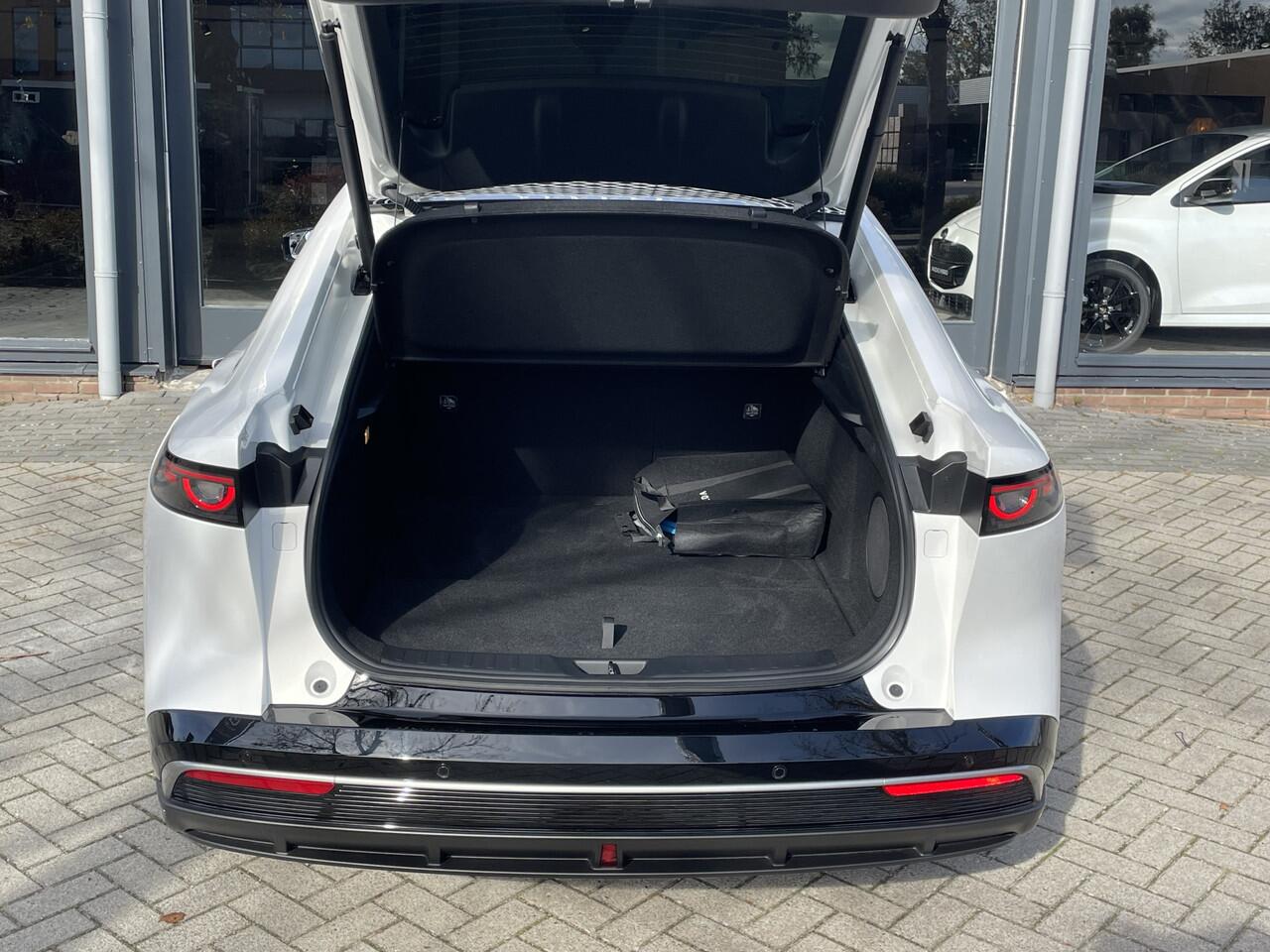 Mazda 6 6e Takumi 68.8 kWh ZWART LEDER INTERIEUR | 360 CAMERA | PANORAMADAK | 19 INCH LMV UIT VOORRAAD LEVERBAAR, TOT 31- DEC 2025 17 % BIJTELLING.