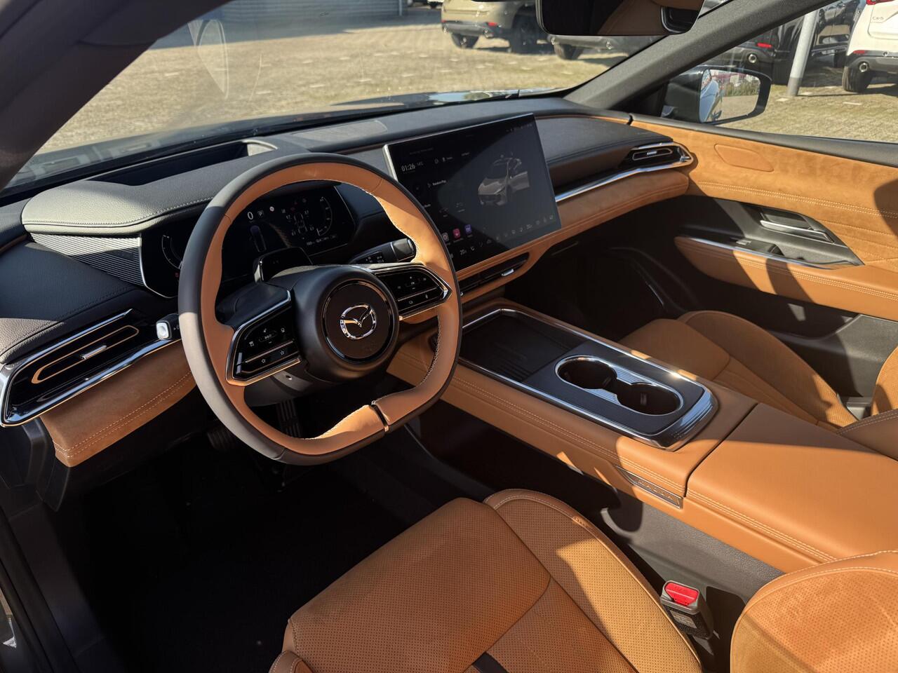 Mazda 6 6e Takumi Plus Long Range 80 kWh | Dit jaar nog rijden 17% bijtelling | Stoelverwarming/verkoeling | Stuurverwarming | Panoramadak | Adaptive cruise-control | Tan Nappa lederen interieur| 360-Camera | SONY-premium audiosysteem |