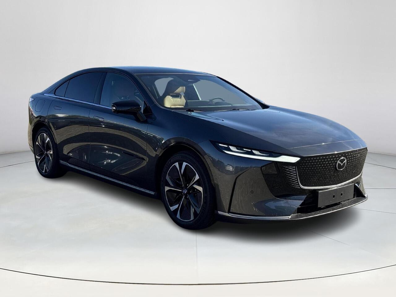 Mazda 6 6e Takumi Plus Long Range 80 kWh | Dit jaar nog rijden 17% bijtelling | Stoelverwarming/verkoeling | Stuurverwarming | Panoramadak | Adaptive cruise-control | Tan Nappa lederen interieur| 360-Camera | SONY-premium audiosysteem |