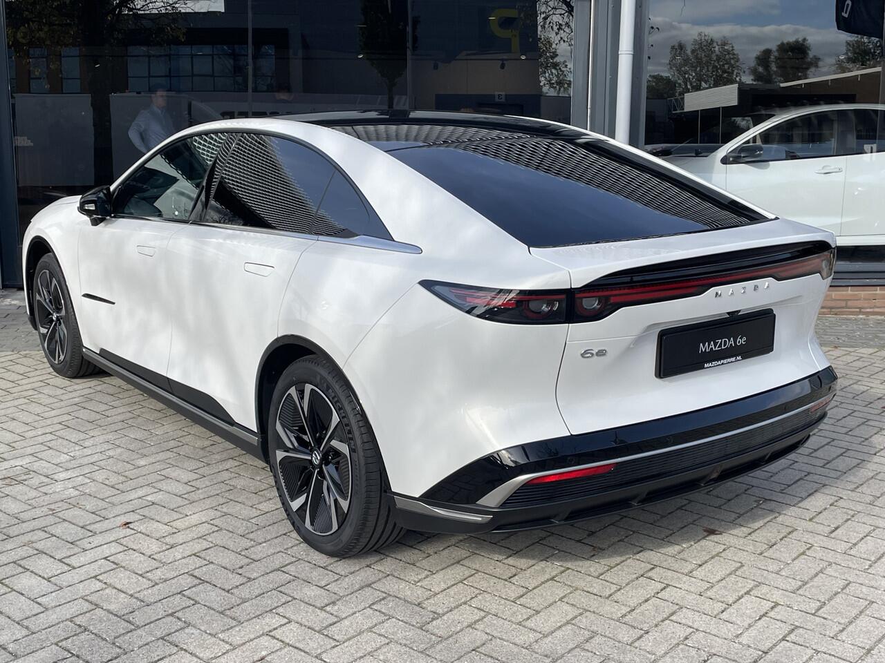 Mazda 6 6e NU VOOR ¤ 299,- PER MAAND! *TAKUMI 68.8 kWh ZWART LEDER INTERIEUR | 360 CAMERA | PANORAMADAK | 19 INCH LMV NU VOOR ¤ 299,- PER MAAND! *