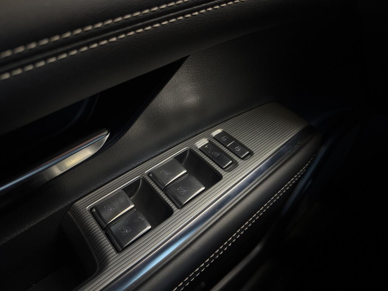 Mazda 6 6e NU VOOR ¤ 299,- PER MAAND! * TAKUMI 68.8 kWh NAVIGATIE | PANORAMA DAK | 19 INCH LMV | RONDOMZICHT CAMERA | WINTERPAKKET NU VOOR ¤ 299,- PER MAAND! *