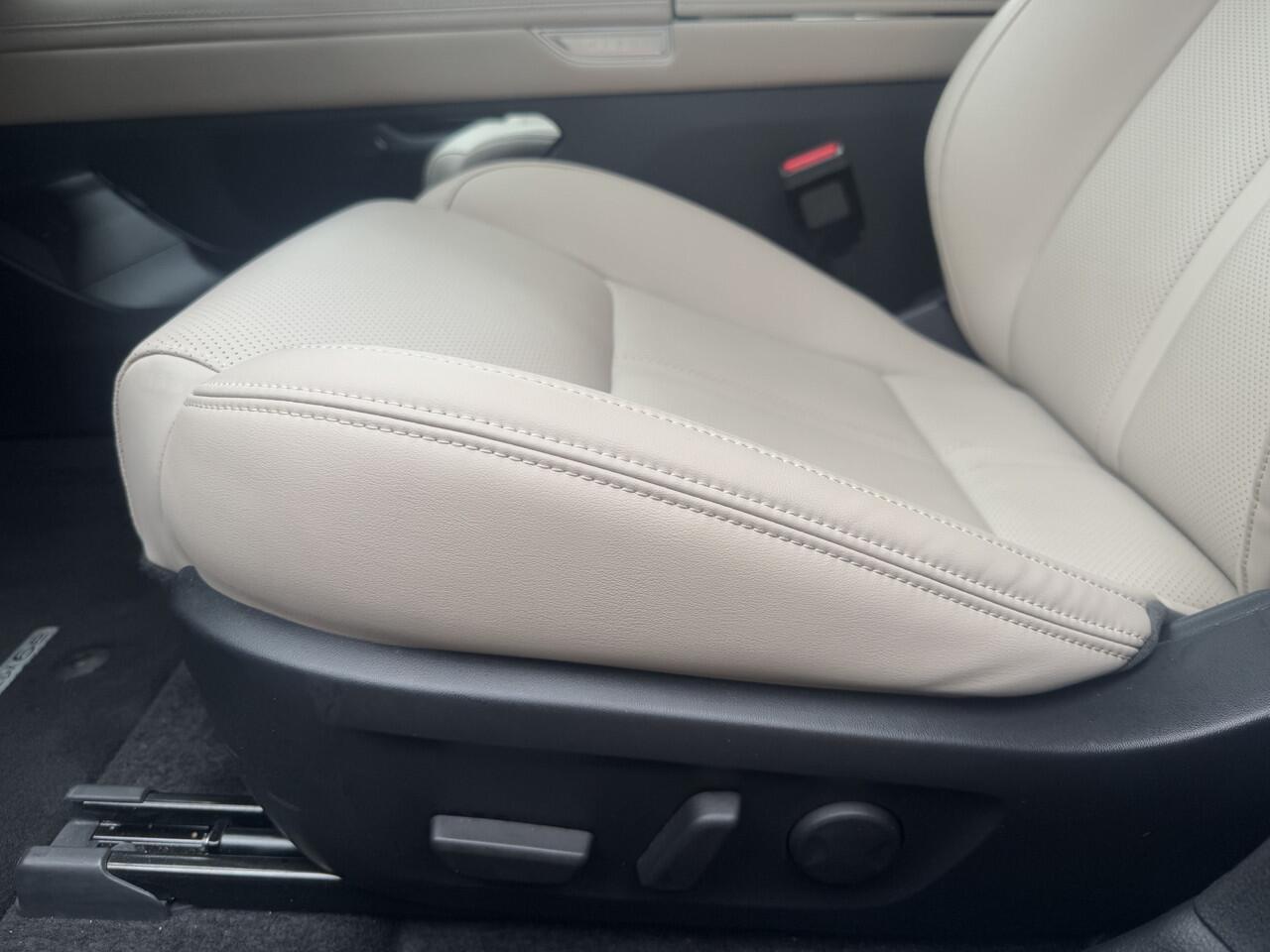 Mazda 6 6e NU VOOR ¤ 299,- PER MAAND! * TAKUMI 68.8 kWh NAVIGATIE | PANORAMA DAK | 19 INCH LMV | RONDOMZICHT CAMERA | WINTERPAKKET NU VOOR ¤ 299,- PER MAAND! *