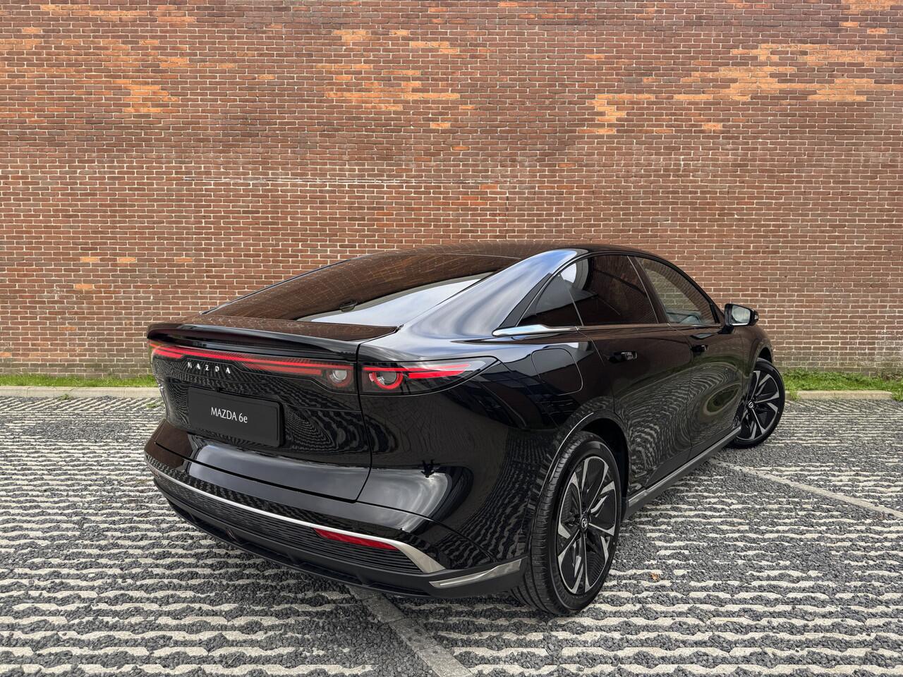 Mazda 6 6e NU VOOR ¤ 299,- PER MAAND! * TAKUMI 68.8 kWh NAVIGATIE | PANORAMA DAK | 19 INCH LMV | RONDOMZICHT CAMERA | WINTERPAKKE NU VOOR ¤ 299,- PER MAAND! *