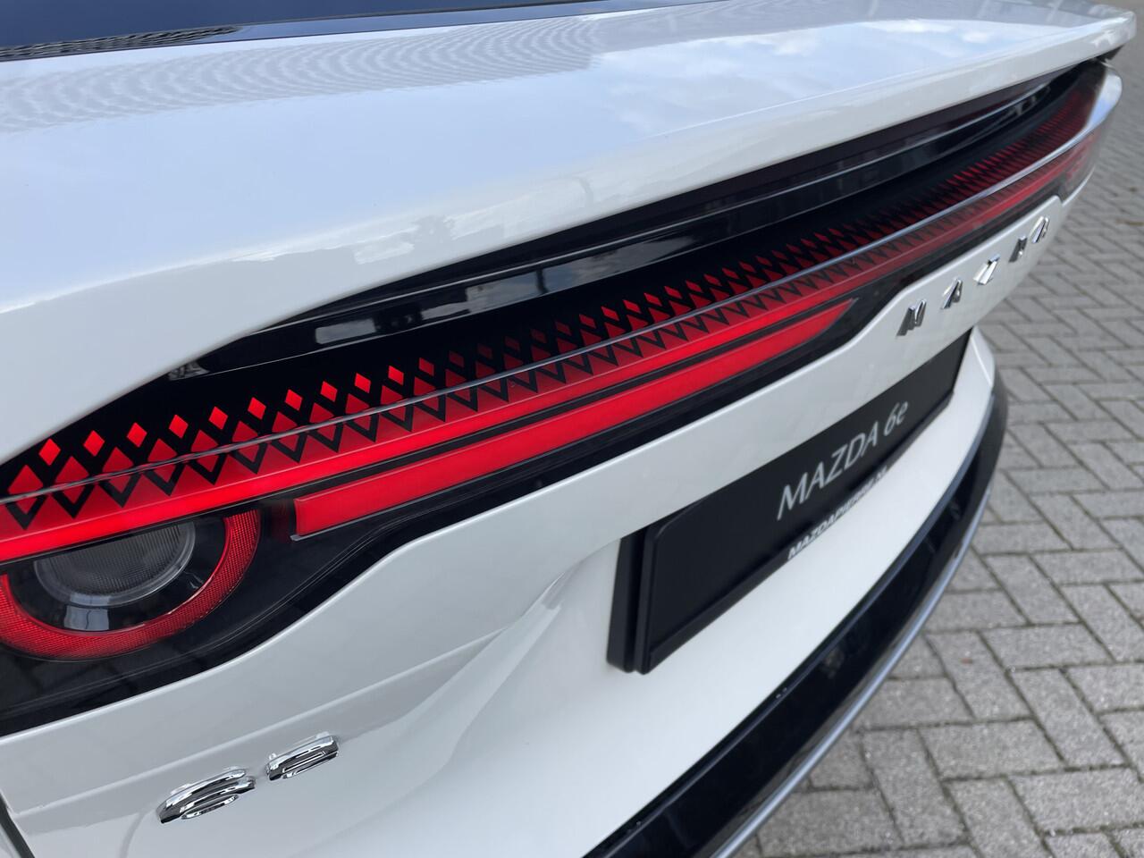 Mazda 6 6e Takumi 68.8 kWh ZWART LEDER INTERIEUR | 360 CAMERA | PANORAMADAK | 19 INCH LMV UIT VOORRAAD LEVERBAAR, TOT 31- DEC 2025 17 % BIJTELLING.