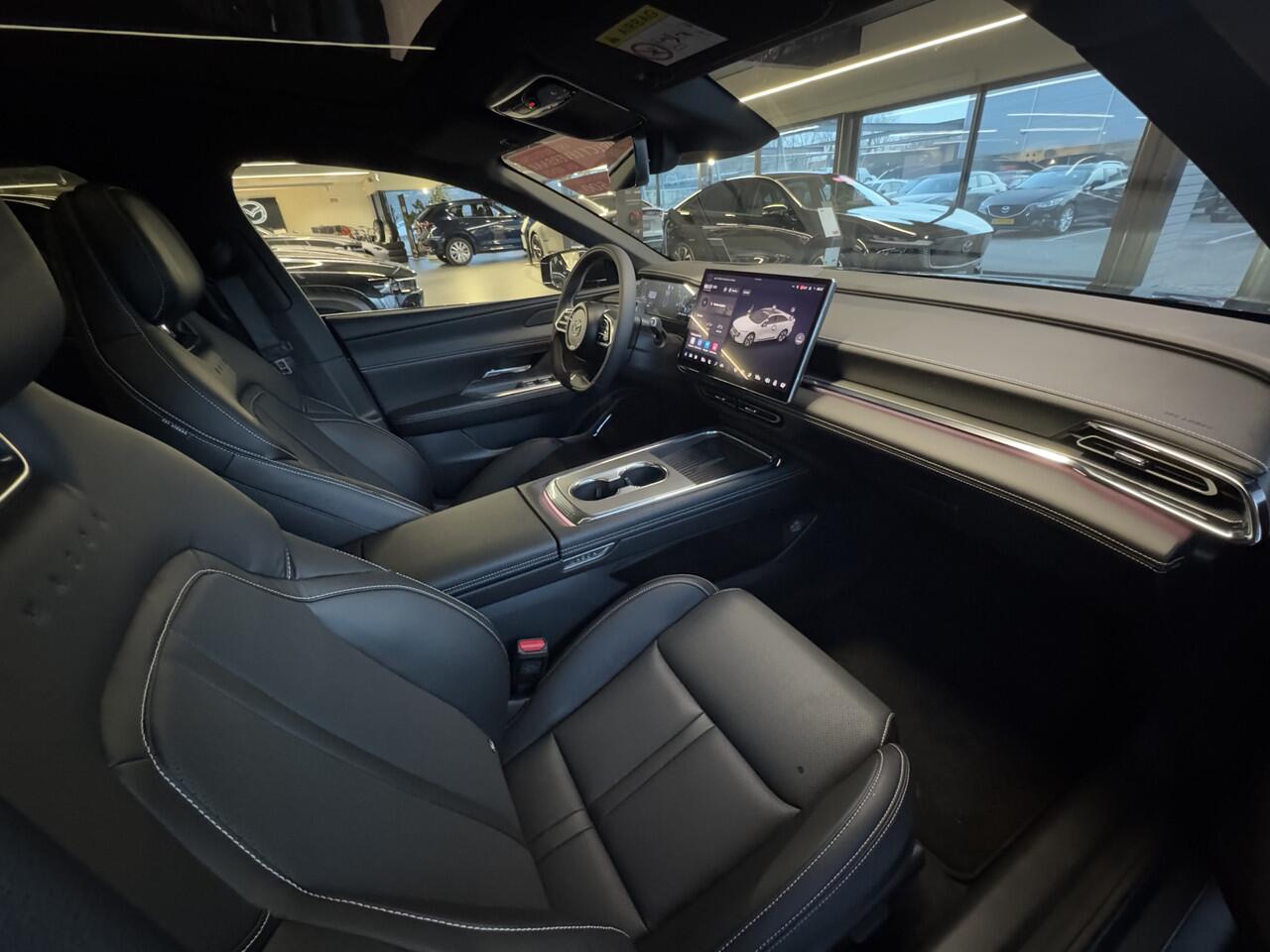 Mazda 6 6e NU VOOR ¤ 299,- PER MAAND! * TAKUMI 68.8 kWh ZWART LEDER INTERIEUR | 360 CAMERA | PANORAMADAK | 19 INCH LMV NU VOOR ¤ 299,- PER MAAND! *