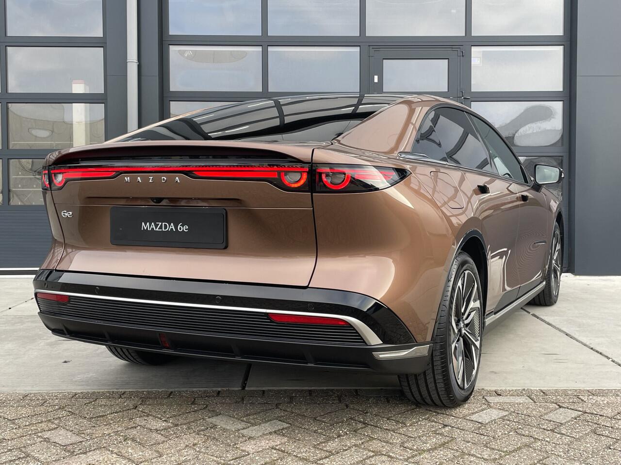 Mazda 6 6e NU VOOR ¤ 299,- PER MAAND! *TAKUMI 68.8 kWh BEIGE LEDER | 360 CAMERA | PANORAMADAK | TREKGEWICHT 1500 KG NU VOOR ¤ 299,- PER MAAND! *