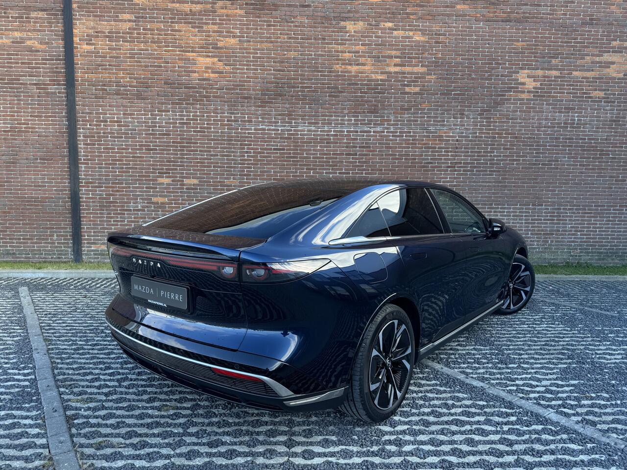 Mazda 6 6e NU V.A ¤ 299,- PER MAAND! *TAKUMI Plus 68.8 kWh TAN NAPPA LEDER MET SUEDE | 360 CAMERA | NAVI | 19 INCH LMV NU V.A ¤ 299,- PER MAAND! *