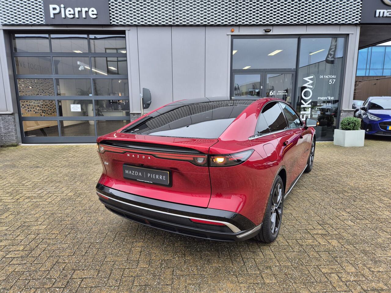 Mazda 6 6e NU VOOR ¤ 299,- PER MAAND! * |TAKUMI 68.8 KWh | SNELLADEN | TOT 479 KM ACTIERADIUS | 200 kW DC NAVIGATIE | PANORAMA DAK | 19 INCH LMV | RONDOMZICHT CAMERA | WINTERPAKKET NU VOOR ¤ 299,- PER MAAND! *