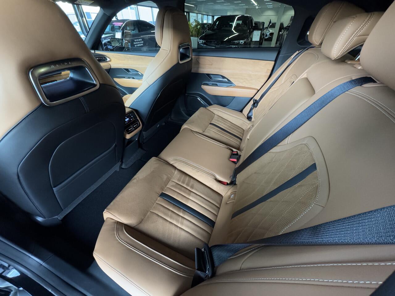 Mazda 6 6e NU V.A ¤ 299,- PER MAAND! *TAKUMI Plus 68.8 kWh TAN NAPPA LEDER MET SUEDE | 360 CAMERA | NAVI | 19 INCH LMV NU V.A ¤ 299,- PER MAAND! *