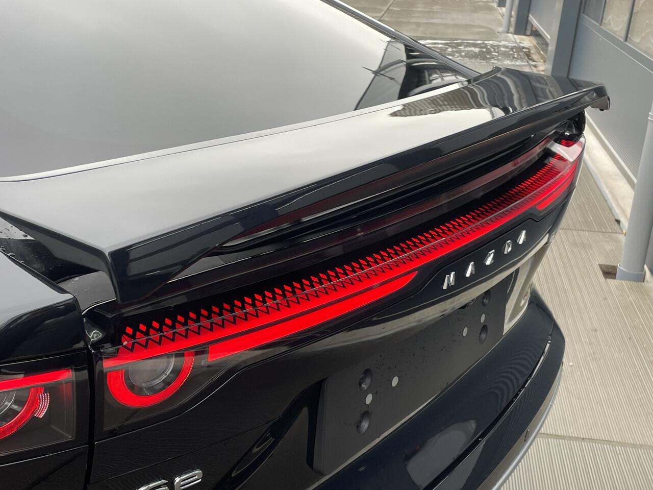 Mazda 6 6e NU V.A ¤ 299,- PER MAAND! *Takumi Plus Long Range 80 kWh NAVIGATIE | PANORAMA DAK | 19 INCH LMV | RONDOMZICHT CAMERA | WINTERPAKKET NU V.A. ¤ 299,- PER MAAND! *