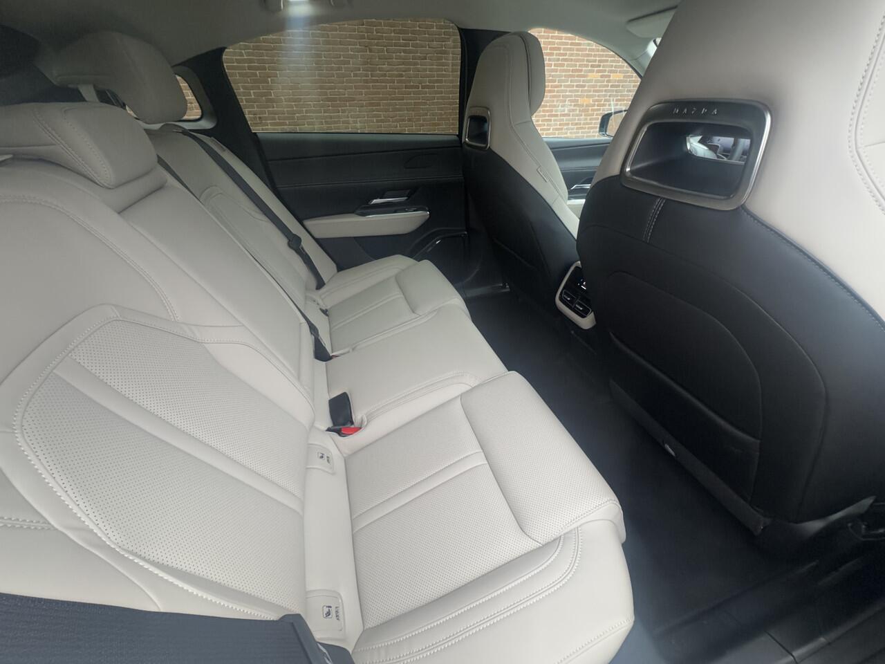 Mazda 6 6e NU VOOR ¤ 299,- PER MAAND! * TAKUMI 68.8 kWh NAVIGATIE | PANORAMA DAK | 19 INCH LMV | RONDOMZICHT CAMERA | WINTERPAKKET NU VOOR ¤ 299,- PER MAAND! *