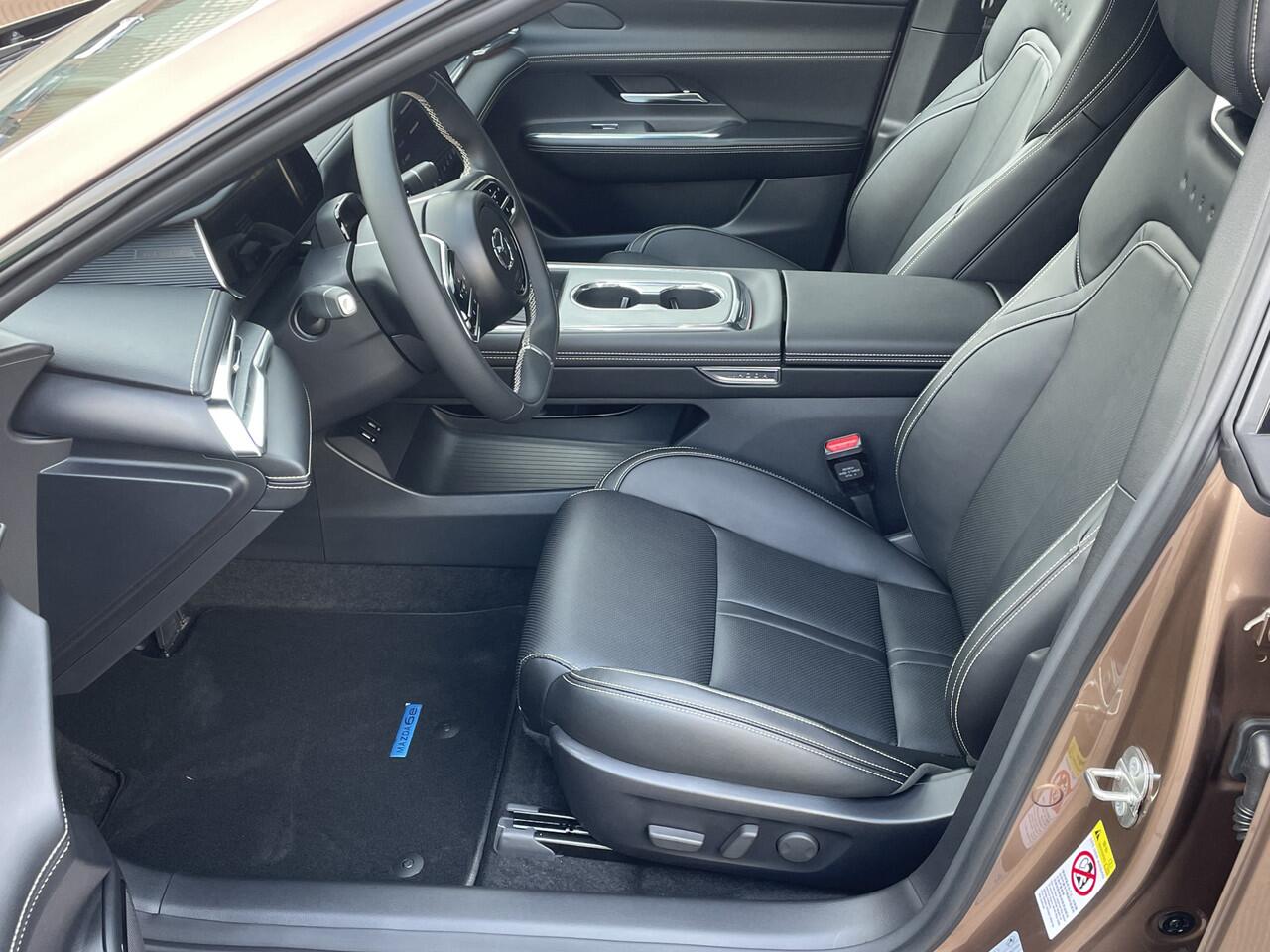 Mazda 6 6e NU VOOR ¤ 299,- PER MAAND! * TAKUMI 68.8 kWh NAVIGATIE | PANORAMA DAK | 19 INCH LMV | RONDOMZICHT CAMERA | WINTERPAKKET NU VOOR ¤ 299,- PER MAAND! *