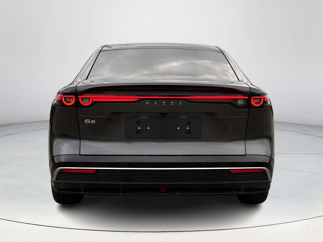 Mazda 6 6e Takumi Plus Long Range 80 kWh | Dit jaar nog rijden 17% bijtelling | Stoelverwarming/verkoeling | Stuurverwarming | Panoramadak | Adaptive cruise-control | Tan-nappa leder interieur | 360-Camera | SONY-premium audiosysteem |