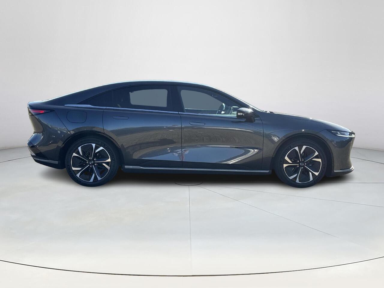 Mazda 6 6e Takumi Plus Long Range 80 kWh | Dit jaar nog rijden 17% bijtelling | Stoelverwarming/verkoeling | Stuurverwarming | Panoramadak | Adaptive cruise-control | Tan Nappa lederen interieur| 360-Camera | SONY-premium audiosysteem |