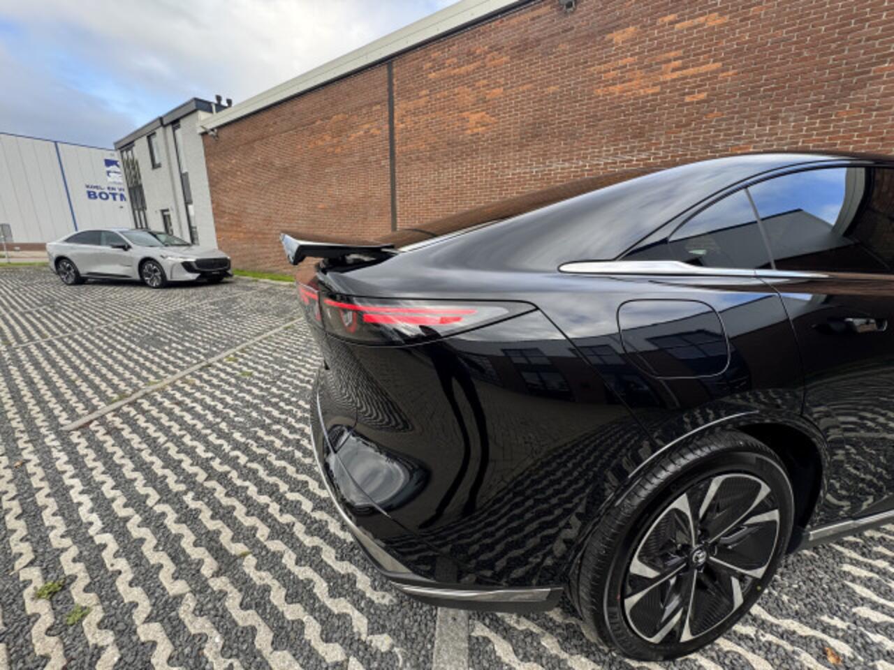 Mazda 6 6e NU VOOR ¤ 299,- PER MAAND! * TAKUMI 68.8 kWh NAVIGATIE | PANORAMA DAK | 19 INCH LMV | RONDOMZICHT CAMERA | WINTERPAKKET NU VOOR ¤ 299,- PER MAAND! *