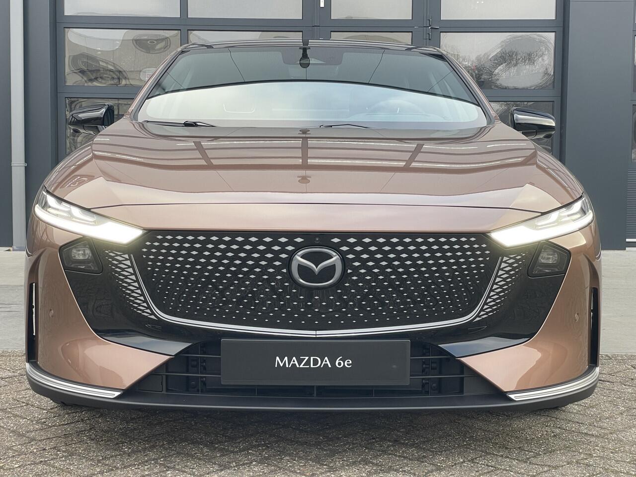 Mazda 6 6e NU V.A ¤ 299,- PER MAAND! *Takumi PLUS | 80 KWh | TOT 552 KM ACTIERADIUS | LONG RANGENAVIGATIE | PANORAMA DAK | 19 INCH LMV | RONDOMZICHT CAMERA | WINTERPAKKET NU V.A. ¤ 299,- PER MAAND! *