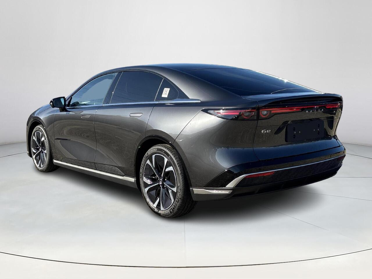 Mazda 6 6e Takumi Plus Long Range 80 kWh | Dit jaar nog rijden 17% bijtelling | Stoelverwarming/verkoeling | Stuurverwarming | Panoramadak | Adaptive cruise-control | Tan Nappa lederen interieur| 360-Camera | SONY-premium audiosysteem |