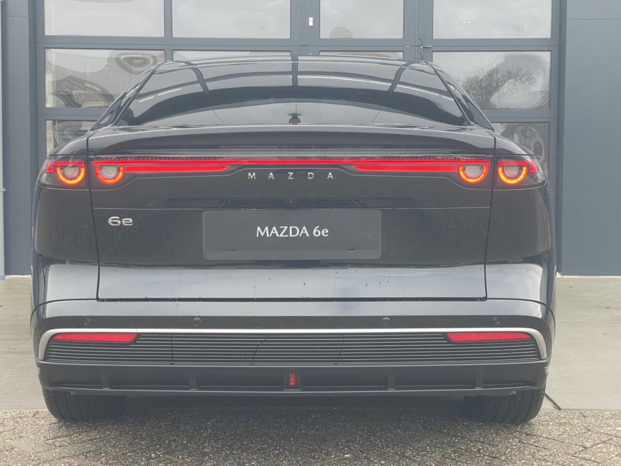 Mazda 6 6e NU V.A ¤ 299,- PER MAAND! * TAKUMI PLUS | 80 KWh | TOT 552 KM ACTIERADIUS | LONG RANGE NAVIGATIE | PANORAMA DAK | 19 INCH LMV | RONDOMZICHT CAMERA | WINTERPAKKET NU V.A. ¤ 299,- PER MAAND! *
