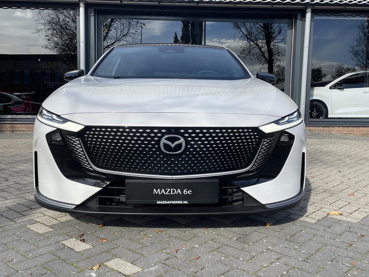 Mazda 6 6e Takumi 68.8 kWh ZWART LEDER INTERIEUR | 360 CAMERA | PANORAMADAK | 19 INCH LMV UIT VOORRAAD LEVERBAAR, TOT 31- DEC 2025 17 % BIJTELLING.