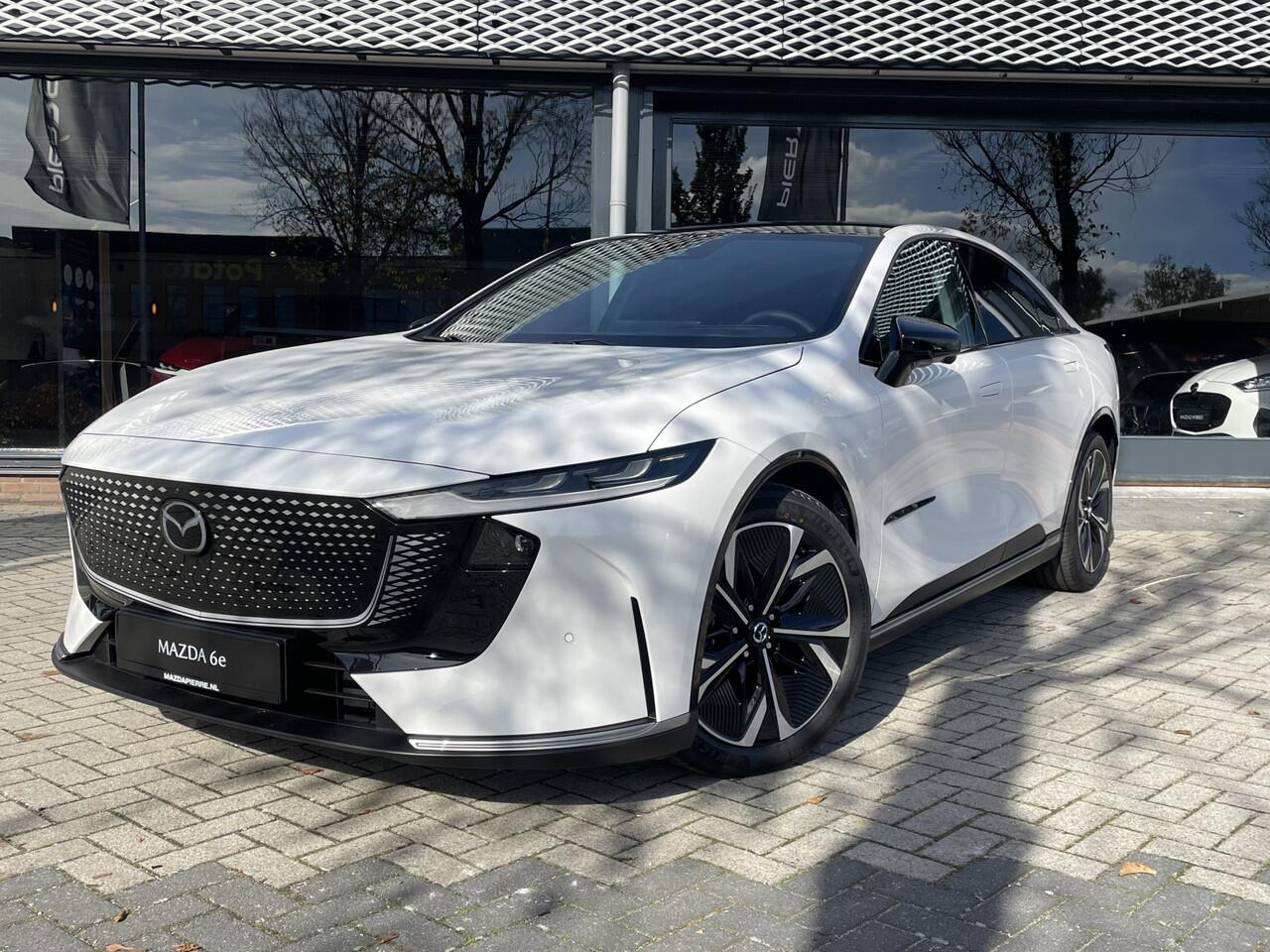 Mazda 6 6e NU VOOR ¤ 299,- PER MAAND! *TAKUMI 68.8 kWh ZWART LEDER INTERIEUR | 360 CAMERA | PANORAMADAK | 19 INCH LMV NU VOOR ¤ 299,- PER MAAND! *