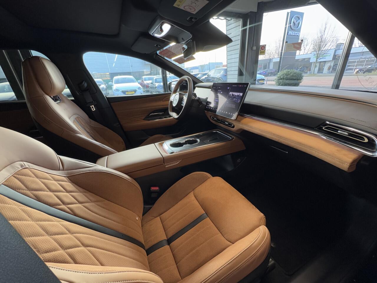 Mazda 6 6e NU V.A ¤ 299,- PER MAAND! * TAKUMI Plus 68.8 kWh NAVIGATIE | PANORAMA DAK | 19 INCH LMV | RONDOMZICHT CAMERA | WINTERPAKKET NU V.A ¤ 299,- PER MAAND! *