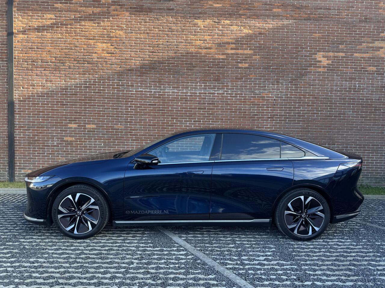 Mazda 6 6e NU VOOR ¤ 299,- PER MAAND! *TAKUMI 68,8 kWh 258 pk NAVIGATIE | PANORAMA DAK | 19 INCH LMV | RONDOMZICHT CAMERA | WINTERPAKKE NU VOOR ¤ 299,- PER MAAND! *