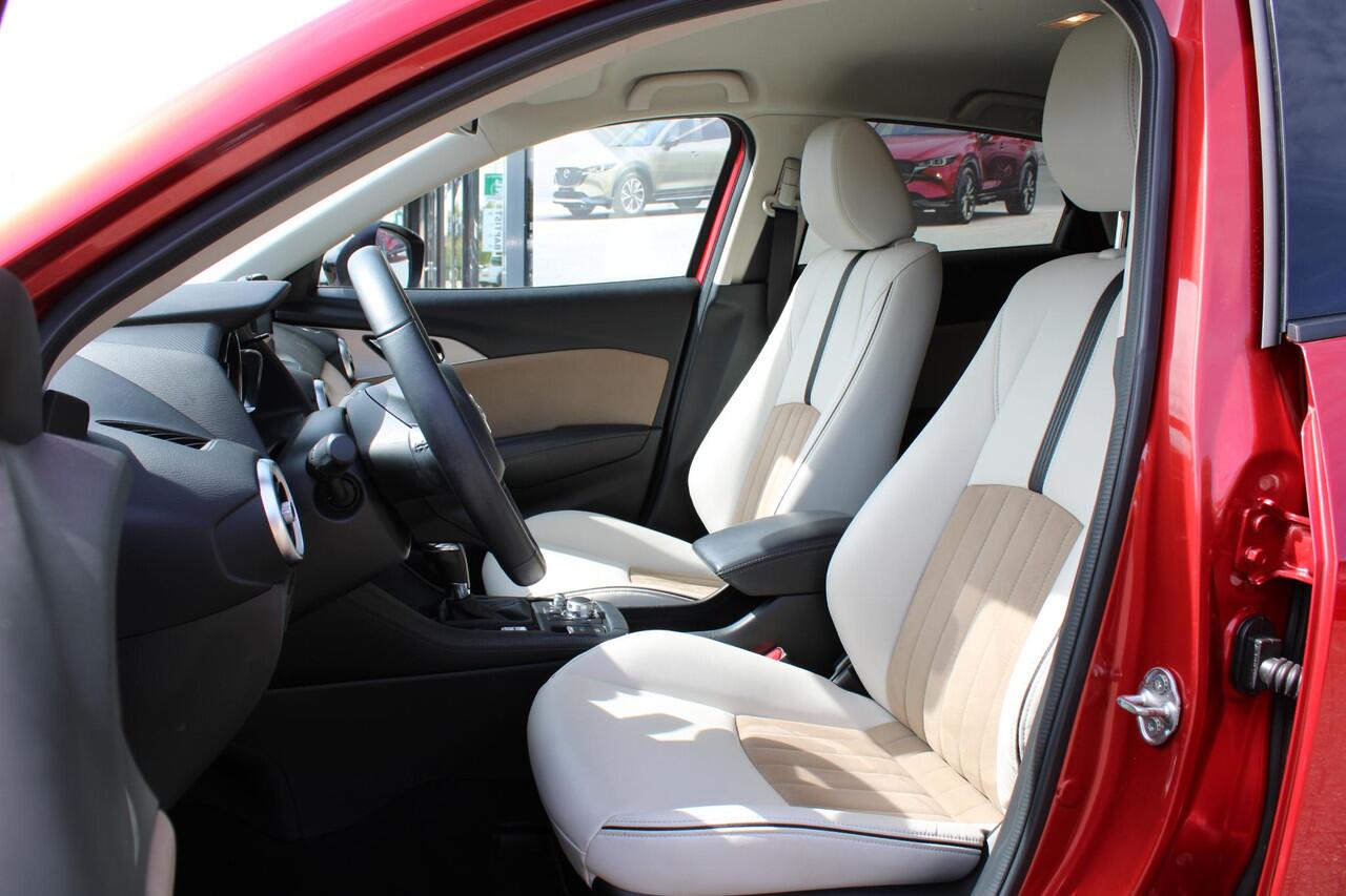 Mazda CX-3 2.0 SkyActiv-G 121 Luxury , Automaar, Trekhaak, Camera, Navi, Apple Carplay, Android Auto, Stoelverwarming, Cruise, LKA, PDC, LMV 18 Inch, Wit Leder