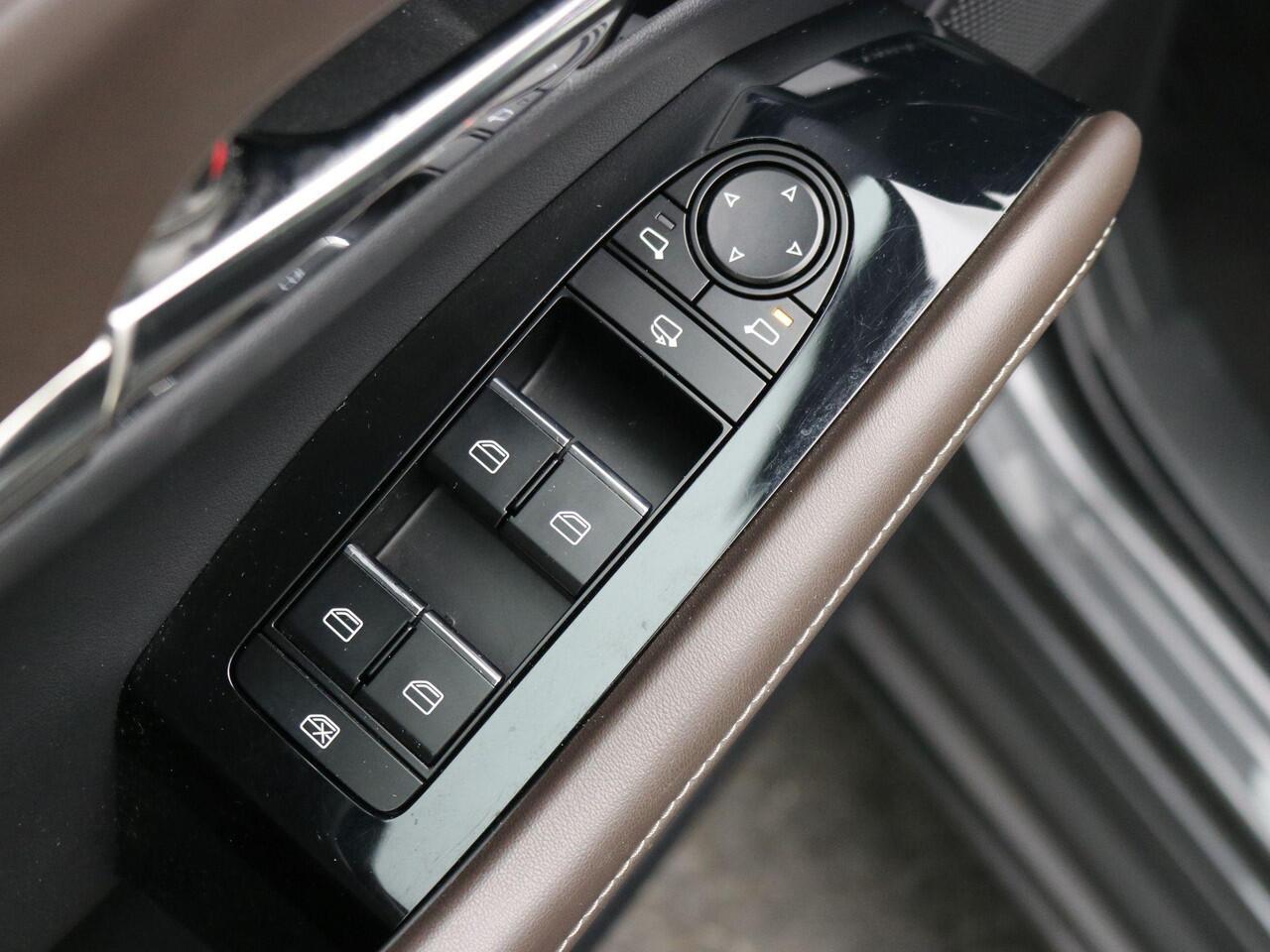 Mazda CX-30 2.0 e-SkyActiv-X M Hybrid Luxury AUTOMAAT / Trekhaak / 1300kg Trekgewicht / Dealeronderhouden / Lederen Bekleding / HUD Display / Adaptieve Cruise Control /