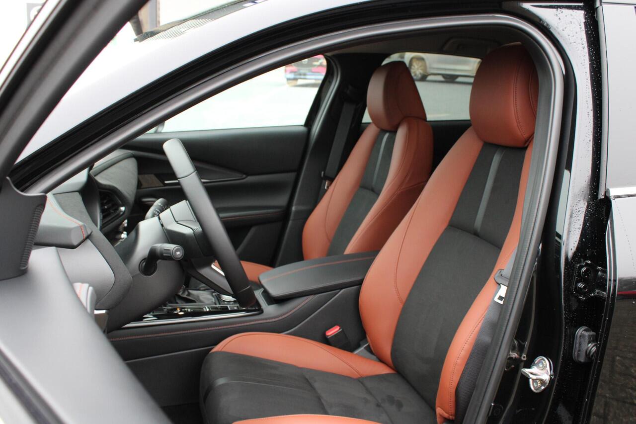 Mazda CX-30 2.5 e-SkyActiv-G 140 M Hybrid Nagisa , Demovoordeel ¤ 4.390,-, Automaat, Bruin Leder, Bose, Navi, Adap.Cruise, Clima, Apple Carplay, Camera, PDC, HUD, Stoelverwarming, 18" LMV